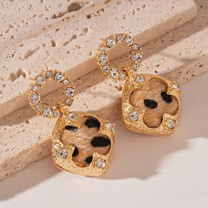 Boucles d'oreilles vintage imprimé léopard avec cadre doré et touches de cristal brillant