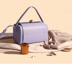 Détail de la boucle en métal doré et de la texture cuir lisse sur le sac violet