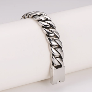 Poliertes silbernes Panzerarmband aus Edelstahl für Herren auf weißem Ständer präsentiert