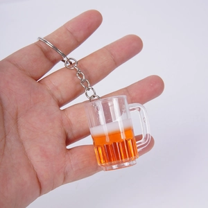 Porte-clés mini chope de bière avec liquide réaliste et mousse sur anneau argenté