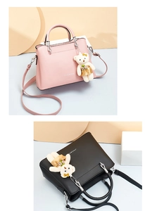 Details der PU-Lederhandtaschen in Pink und Schwarz mit Bärenanhänger und Markenschrift