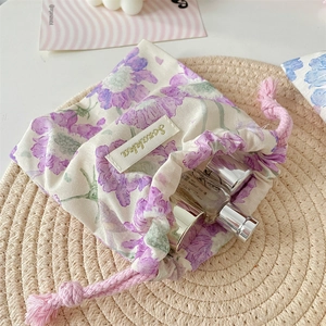 Petit sac de maquillage à cordon avec motif floral violet et cordes roses de voyage