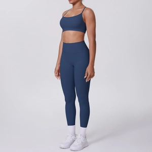 Détail de l'ensemble de yoga bleu foncé avec brassière à fines bretelles et legging taille haute