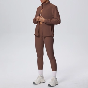 Vista dettagliata del set da yoga termico con giacca con zip e leggings a vita alta