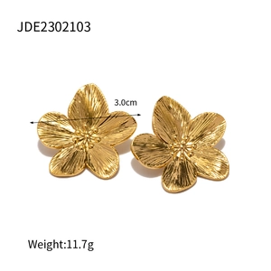 Vintage matte gold floral stainless steel stud earrings with 3.0cm diameter and 11.7g weight