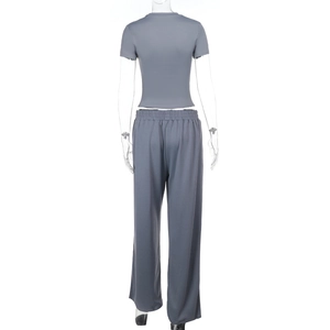 Vue détaillée de l'ensemble gris avec haut court et pantalon large à taille haute élastique