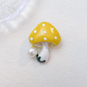 Broche champignon jaune mignonne avec pois blancs et perle élégante pour femmes