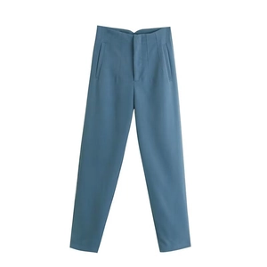 Dettaglio dei pantaloni a vita alta con pieghe in elegante blu polvere e tasche laterali