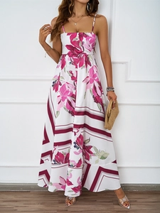 Robe longue d'été à imprimé floral fuchsia avec licou portée par un mannequin