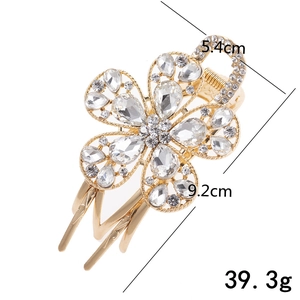 Detailed size chart of gold clover hair claw with dimensions 9.2cm by 5.4cm and 39.3g weight