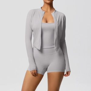 Details des 3-teiligen Yoga-Sets für Damen mit Jacke, Tanktop und High-Waist-Sportshorts