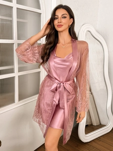 Détails de l'ensemble lingerie rose en tulle avec bordure en dentelle et tissu satiné