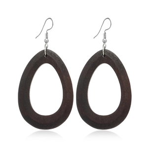 Vue détaillée des boucles d'oreilles en bois en forme de goutte avec grain naturel
