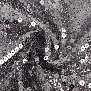 Gros plan de paillettes argentées sur tulle avec texture de tourbillon plissé élégant