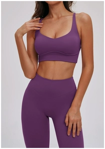 Detailopname van het gekruiste open rugontwerp en de matte stof van de yogaset