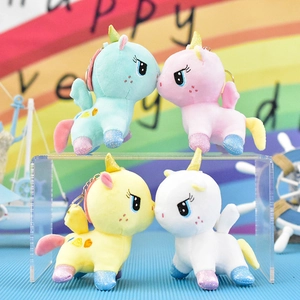 Set aus vier bunten Plüsch-Einhorn-Schlüsselanhängern mit glitzernden Flügeln und Hufen