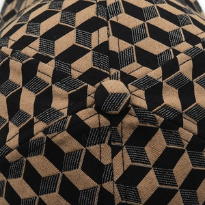 Dettaglio macro di un cappello da baseball con motivo geometrico 3D a scacchi nero e kaki