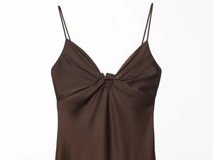 Détail de la robe midi en satin marron foncé montrant les plis du décolleté en V et fines bretelles