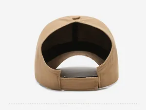 Détail de la casquette queue de cheval en toile kaki avec bande réglable et ouverture arrière