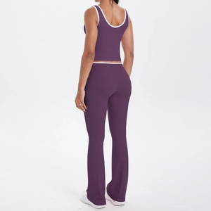 Vue arrière d'un ensemble de yoga violet avec bordure blanche, débardeur et pantalon