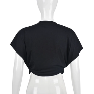 Vue arrière du T-shirt court noir à manches courtes montrant la texture du tricot