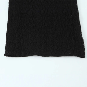 Robe moulante noire chic à épaules dénudées avec texture de dentelle fine