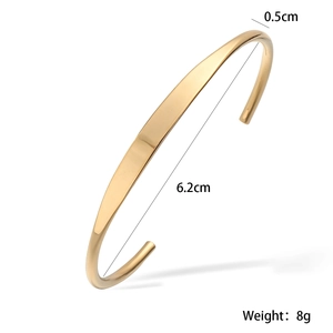Detailansicht des goldenen C-Armreifs mit 0,5 cm Breite und 6,2 cm Innendurchmesser