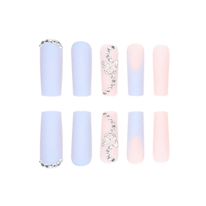 Faux ongles mats bleu et rose style français avec strass papillon élégants et raffinés