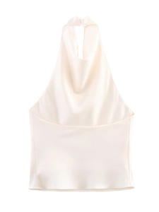 Détail du haut dos nu en satin crème montrant le tissu brillant et la texture soyeuse