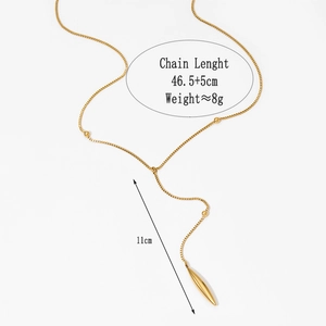 Vue détaillée du collier en Y en acier doré avec chaîne à billes et pendentif goutte d'eau