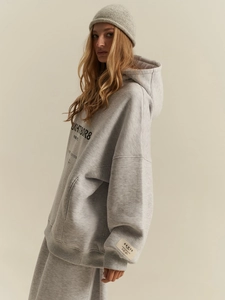 Felpa con cappuccio oversize grigia con stampa di lettere e berretto in maglia coordinato