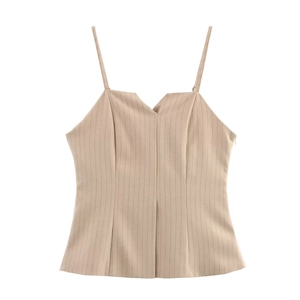 Détail du caraco rayé beige avec décolleté en V géométrique et coupe à la taille ajustée