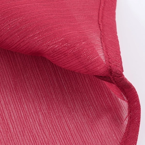 Chemise rétro en mousseline rouge avec texture de maille fine et détails de couture d'ourlet