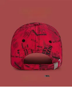 Vue arrière d'une casquette graffiti avec imprimé rouge noir et boucle réglable