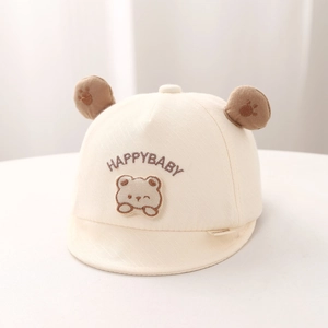 Detail der Baby Baumwollkappe mit 3D-Bärenohren und HappyBaby-Stickerei