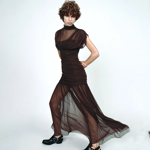 Vue détaillée d'une robe en maille marron sans manches avec un drapé élégant à la taille