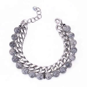 Vue détaillée du bracelet double couche en acier inoxydable avec perles en marbre gris et fermoir