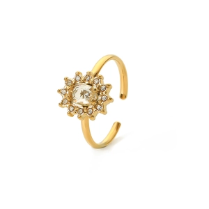Bague tournesol en acier inoxydable doré 18k avec zircon ovale sur fond blanc