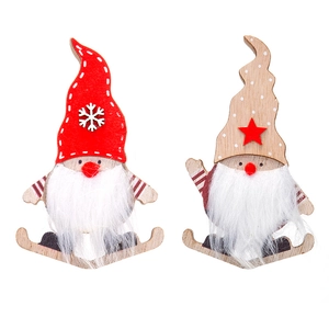 Detail van twee houten kerstkabouters met witte baarden en ski's voor kerstdecoratie