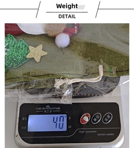 Detailed view of the Christmas burlap wine bag showing a weight of 40 grams