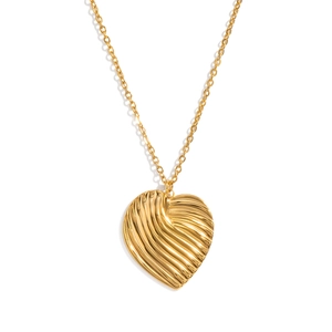 Détail du collier pendentif cœur présentant une texture métallique dorée ondulée unique