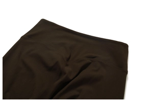 Detaillierte Nahaufnahme der dunkelbraunen High-Waist-Yogahose mit V-förmigen Pfirsichnähten