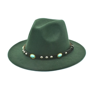 Détail du chapeau en laine verte avec bandeau en cuir, clous et pierres turquoise