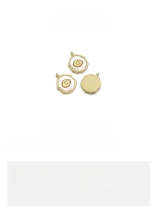 Détail du pendentif œil en cuivre plaqué or 18K avec incrustation de coquillage naturel