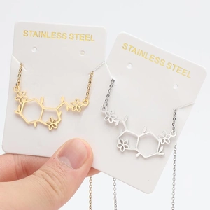 Minimalistische roestvrijstalen ketting met serotonine dopamine molecuul en bloem