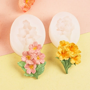 Vista dettagliata degli stampi in silicone per ortensie e girasoli con fiori in resina