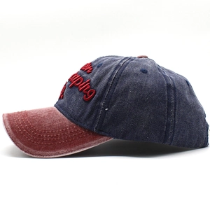 Detail der verwaschenen Denim-Baseballkappe mit 3D-Stickerei Kitten Camping