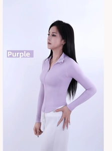 Vue latérale du haut de yoga sans couture violet avec col montant et demi-fermeture