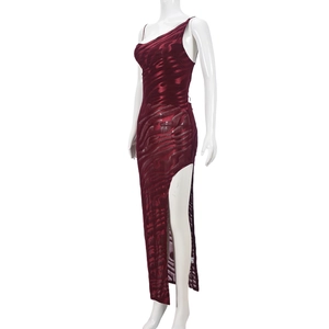 Détail de la robe bordeaux à une épaule avec texture brillante et fente latérale haute