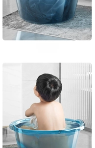 Grande bassine bleue transparente pour laver les draps et donner le bain au bébé
